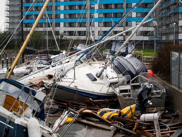 Beschädigte Schiffe liegen im Hafen in Damp bei Eckernförde nach einer Sturmflut auf einem Anleger.