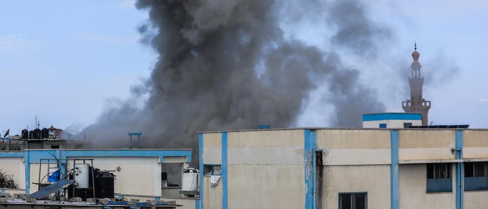 Rauch steigt von einem israelischen Luftangriff neben dem Nasser-Krankenhaus auf. Die UN schlägt wegen der Angriffe in der Nähe von Krankenhäusern weiter Alarm.