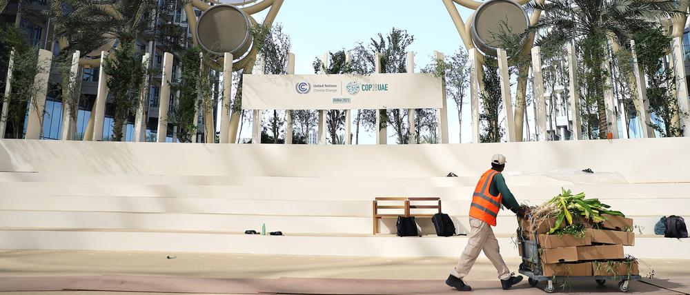 Ein Arbeiter ist in der Expo City zu sehen. Rund 70.000 Unterhändler, Journalisten, Aktivisten und Fachleute werden bei der UN-Weltklimakonferenz in Dubai erwartet.