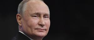 Das von der staatlichen russischen Nachrichtenagentur Sputnik via AP veröffentlichte Bild zeigt Wladimir Putin, Präsident von Russland, während einer Pressekonferenz. 