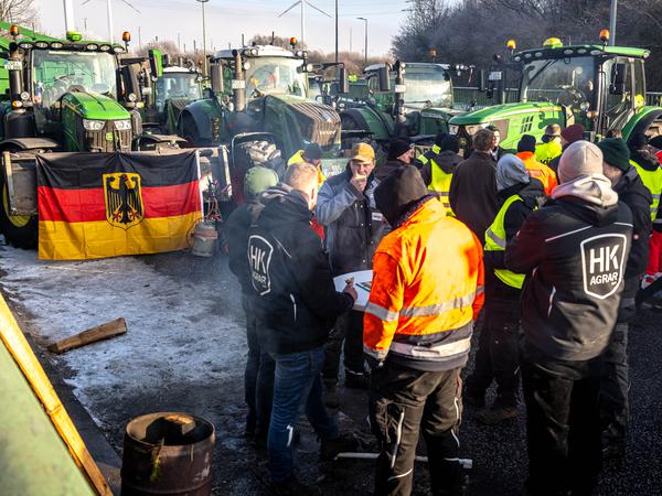 Bereits am 10. Januar 2024 protestierten Landwirte in Bremerhaven.  Mit einer Blockade der Zugangsstraßen zum Containerterminal legten sie den Hafenbetrieb lahm. 