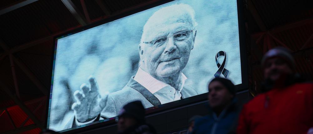 In verschiedenen Fußballstadien wurde am 17. Spieltag in Gedenken an den verstorbenen Franz Beckenbauer eine Schweigeminute abgehalten.