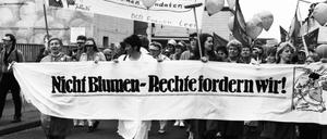 3000 Frauen und wenige Männer demonstrierten - aufgerufen vom DGB und anderen Organisationen - anlässlich des Muttertages 1986 für die Rechte der Frauen. 
