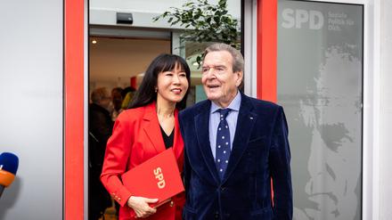 Gerhard Schröder, Alt-Bundeskanzler, und seine Frau So-yeon Schröder-Kim stehen nach der Verleihung vor dem Kurt-Schumacher-Haus in Hannover.
