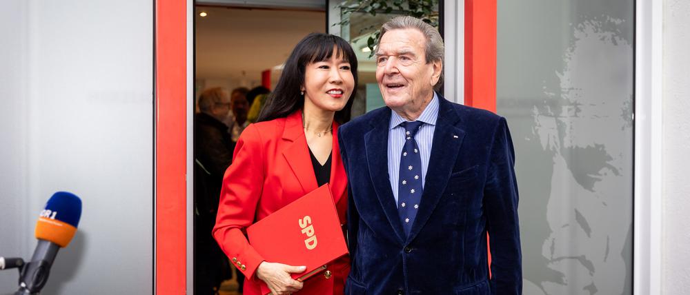 Gerhard Schröder, Alt-Bundeskanzler, und seine Frau So-yeon Schröder-Kim stehen nach der Verleihung vor dem Kurt-Schumacher-Haus in Hannover.
