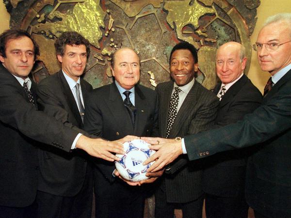 Die Fußball-Legenden Michel Platini, Angel Maria Villar Llona, Pele, Bobby Charlton und Franz Beckenbauer, sowie FIFA-Präsident Joseph Blatter bei der Gründung der Ethikkommission des Verbandes 1999.