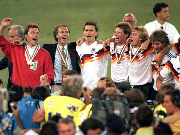 Holger Osieck, Franz Beckenbauer, Klaus Augenthaler, Stefan Reuter, Jürgen Klinsmann, Frank Mill und Karl-Heinz Riedle jubeln nach dem gewonnenen WM-Finale.