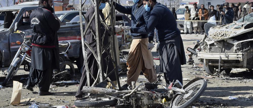 07.02.2024, Pakistan, Khanozai: Sicherheitsbeamte untersuchen den Ort der Bombenexplosion. Am Mittwoch, 07.02.2024, hat es mehrere tödliche Anschläge gegeben. Bei einer Explosion in einem Büro eines Wahlkreiskandidaten sind mehrere Menschen ums Leben gekommen. Foto: Asad Ullah/AP/dpa +++ dpa-Bildfunk +++
