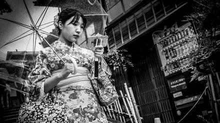 Meg Hewitt: „Girl with a selfie stick“, Kyoto 2016.