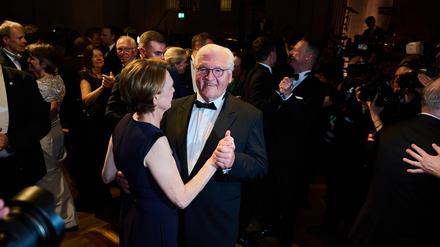 Eröffnen den Ball. Bundespräsident Frank-Walter Steinmeier (r) und seine Frau Elke Büdenbender 2019 beim bislang letzten Bundespresseball im November.