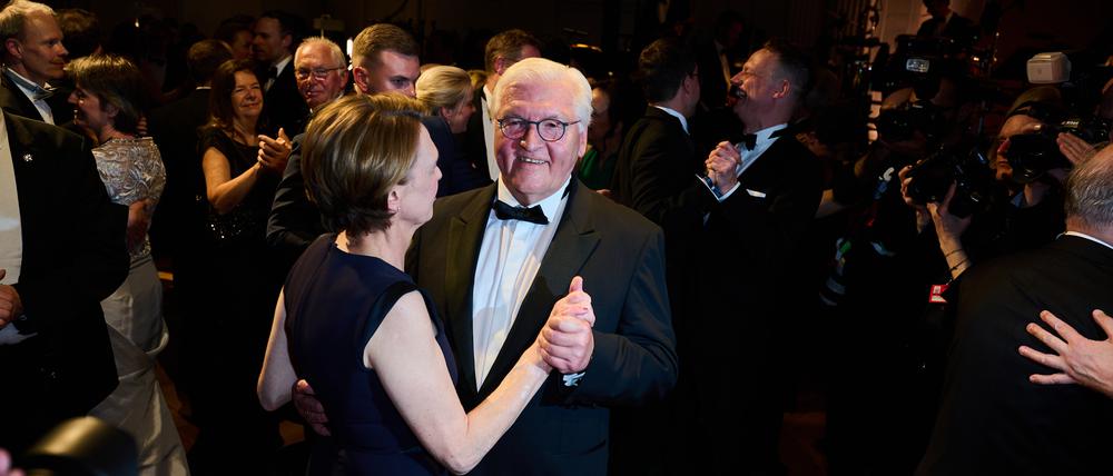 Bundespräsident Frank-Walter Steinmeier und seine Frau Elke Büdenbender tanzen beim 70. Bundespresseball „Für die Pressefreiheit“ im Hotel Adlon Kempinski.