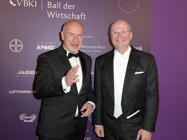 Sitzt die Fliege? Kai Wegner und VBKI-Präsident Markus Voigt beim 71. Ball der Wirtschaft 2023.