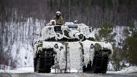 Ein Panzer der norwegischen Armee bei einer Übung.