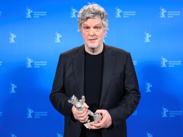 Der deutsche Filmemacher Matthias Glasner erhält Silber für das Beste Drehbuch, für sein Familiendrama „Sterben“. 
