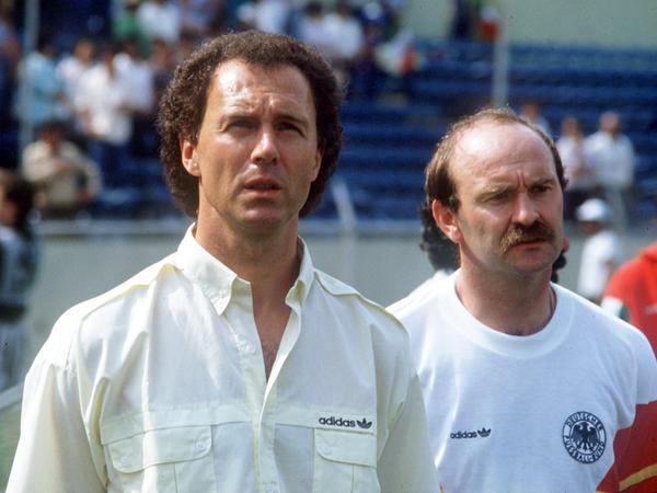 Nationaltrainer Franz Beckenbauer und sein Assistent Horst Köppel 1986 im Universitäts-Stadion in Monterrey.