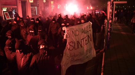 „Wir sind alle linksunten“ steht auf den Transparenten von Demonstranten in Leipzig. Sie protestieren am 25. Januar 2020 gegen das Verbot der linksextremistischen Online-Plattform Indymedia.