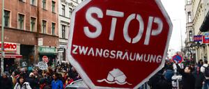 «Stop Zwangsräumung» steht am 25.02.2017 in Berlin auf dem Plakat, mit dem Demonstranten gegen steigende Mieten und mögliche Räumungen im Berliner Stadtteil Kreuzberg protestieren. Foto: Maurizio Gambarini/dpa ++ +++ dpa-Bildfunk +++