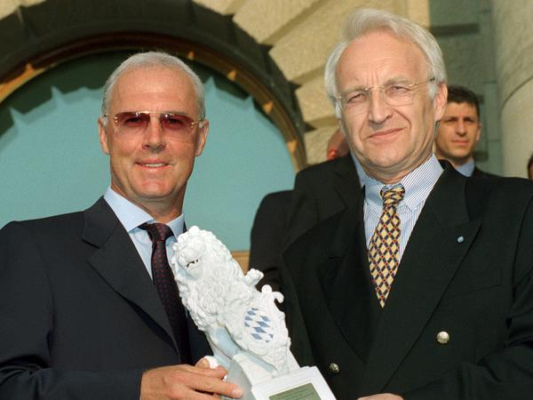 Franz Beckenbauer, erhält 1997 bei einem Empfang in der Bayerischen Staatskanzlei in München von Ministerpräsident Edmund Stoiber einen „Bayerischen Löwen“ geschenkt.