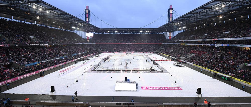 Volles Stadion. 2019 spielten die Haie ihr erstes Wintergame im Kölner Fußballstadion - damals gegen Düsseldorf.
