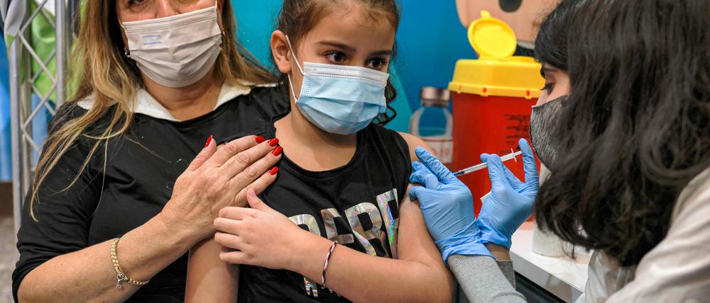 Kind erhält Corona-Impfung in Israel.