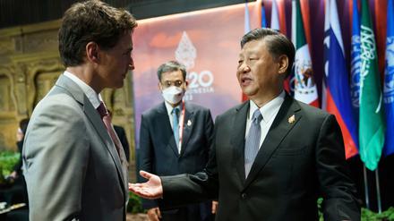 Kanadas Premierminister Justin Trudeau (links) spricht mit Chinas Präsident Xi Jinping auf dem G20-Gipfel in Bali.