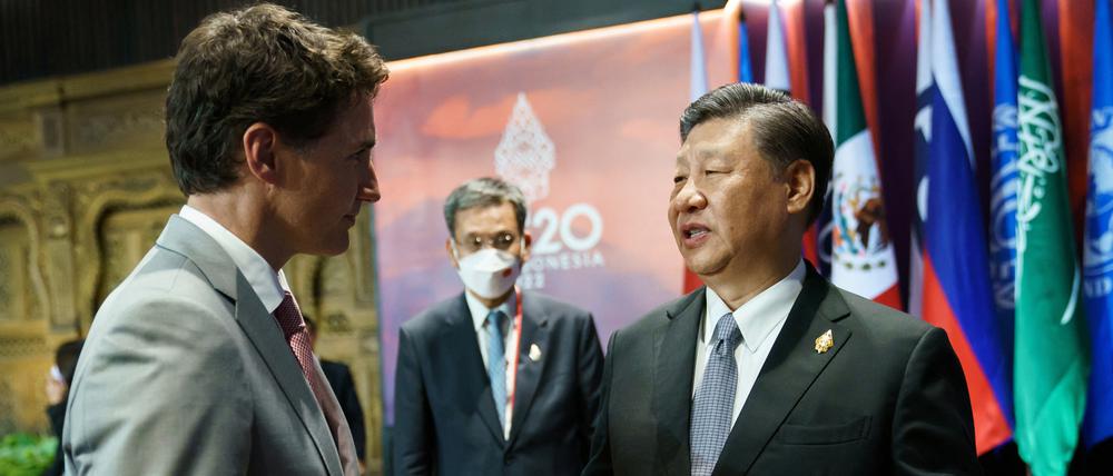 Kanadas Premierminister Justin Trudeau (links) spricht mit Chinas Präsident Xi Jinping auf dem G20-Gipfel in Bali.