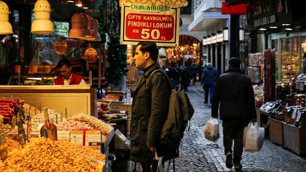Ein Mann beim Einkauf auf einem Markt in Istanbul. Für Lebensmittel wird die Inflation auf 72 Prozent beziffert.