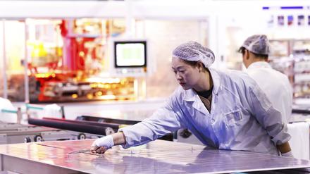 Photovoltaik-Panel-Komponenten werden in der chinesischen Provinz Jiangsu für den Export nach Europa und in die Vereinigten Staaten gefertigt.