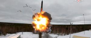 Eine ballistische Interkontinentalrakete des Typs Yars wird während eines Trainings vom Kosmodrom Plesetsk in der nördlichen Region Archangelsk, Russland, abgefeuert.