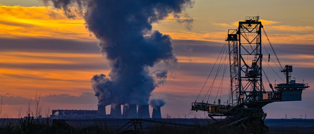 Wasserdampf steigt im Sonnenuntergang am frühen Abend aus den Kühltürmen des Braunkohlekraftwerks Jänschwalde der Lausitz Energie Bergbau AG (LEAG). Das Braunkohlekraftwerk soll bis Ende 2028 vom Netz gehen. 