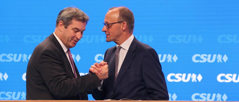 Markus Söder, CSU-Vorsitzender und bayerischer Ministerpräsident (l), steht mit Friedrich Merz,Vorsitzender der CDU, nach dessen Rede auf der Bühne. +++ dpa-Bildfunk +++