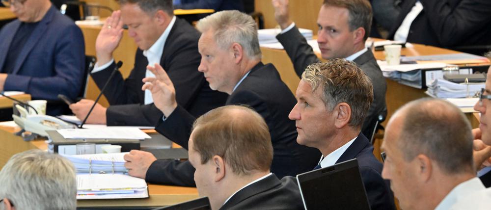 Abgeordnete der AfD und der CDU stimmen über die Senkung der Grunderwerbsteuer ab.