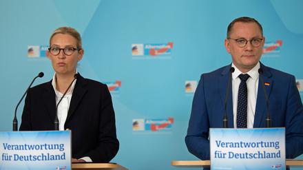 Alice Weidel und Tino Chrupalla, Fraktionsvorsitzende AFD, sprechen vor der Sitzung der Bundestagsfraktion. 