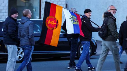 Autoritäre Sehnsucht: Mit Russland- und DDR-Flagge zeigten sich rechte Demonstranten in Bad Bibra.