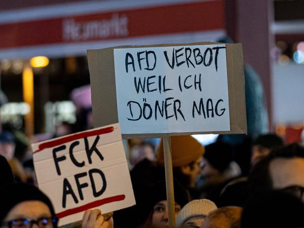„AfD-Verbot, weil ich Döner mag“. Klares Statement eines Demonstranten in Köln am 16. Januar 2024.