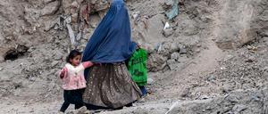 Eine Frau steigt auf einen Berg in Kabul.