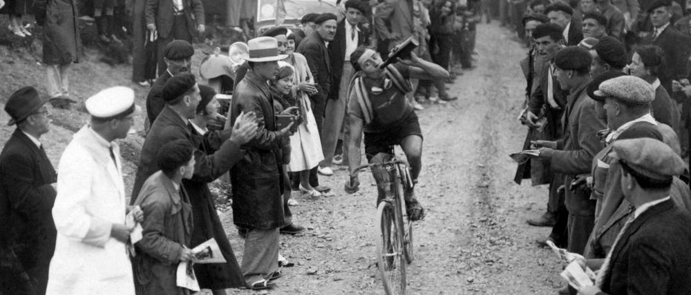 Genehmigt sich einen Schluck: Der Franzose Georges Speicher trinkt am Abstieg des Col de l’Aubisque bei der 18. Etappe am 17. Juli 1933