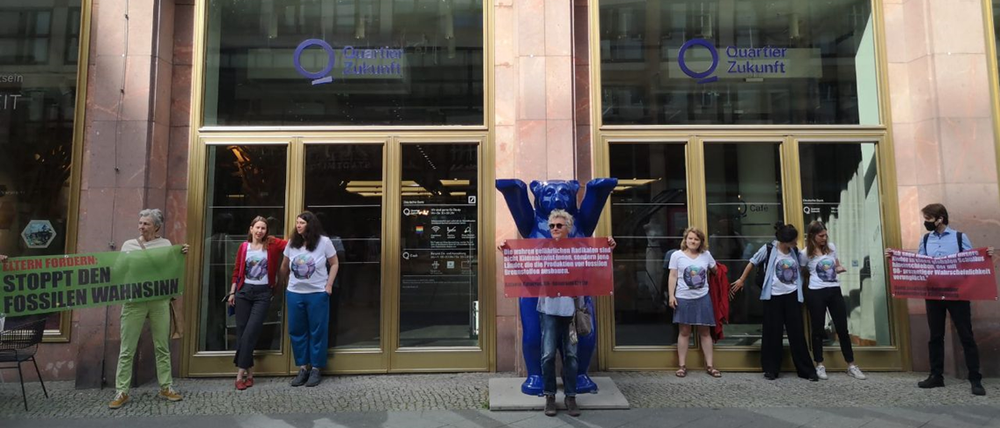 Aktion gegen die Klimakrise von fünf Berliner Müttern vor der Deutschen Bank im Mai 2022