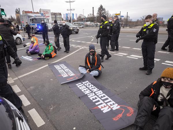 Aktivist:innen blockieren die Ausfahrt Spandauer Damm auf dem Stadtring Berlin. 
