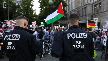 Berliner Polizisten bei einer pro-palästinensischen Demonstration.