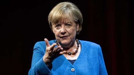 Die ehemalige Bundeskanzlerin Angela Merkel (CDU) spricht im Berliner Ensemble, um Fragen des Journalisten und Autors A. Osang unter dem Motto ·Was also ist mein Land?· zu beantworten.