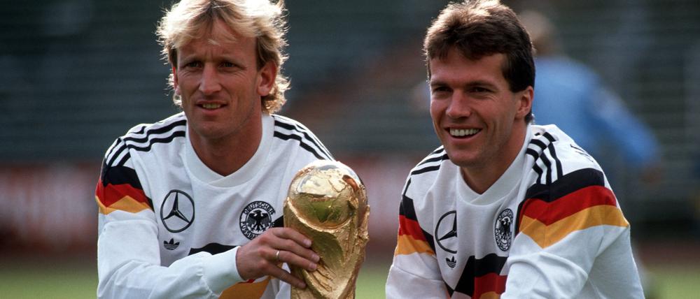 Andreas Brehme und Lothar Matthäus 1990 mit dem WM-Pokal.