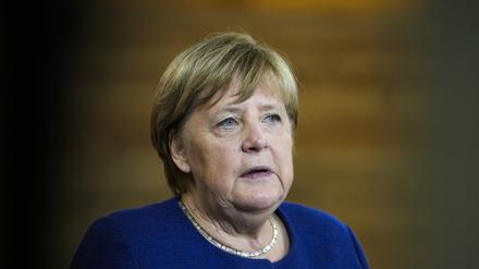 Die damalige Bundeskanzlerin Angela Merkel (CDU) spricht 2021 zu den Medien während eines Besuchs im TUMO-Lernzentrum.