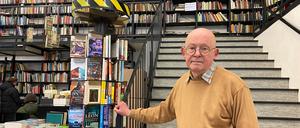 Inhaber Walter Grömling, 73, in der „Bücherhalle“. Er hätte gern noch einige Jahre weitergemacht.