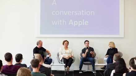 Sebastian Möller und Dorothea Kolossa von der TU (außen) befragen Apples Nachhaltigkeitschefin Lisa Jackson und Hardware-Boss John Ternus (Mitte, v.l.n.r.)