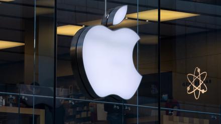 Das Logo des Technologieunternehmens Apple ist am Apple Store in der Innenstadt zu sehen. 