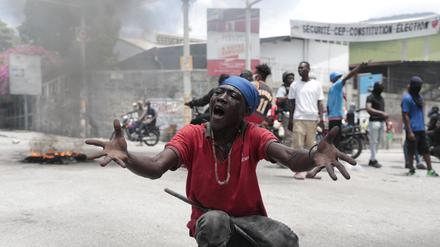 Ein Mann gestikuliert, nachdem die Polizei während einer Demonstration gegen die Unsicherheit in Port-au-Prince, Haiti, am Montag, 14. August 2023, Tränengas abgefeuert hat.