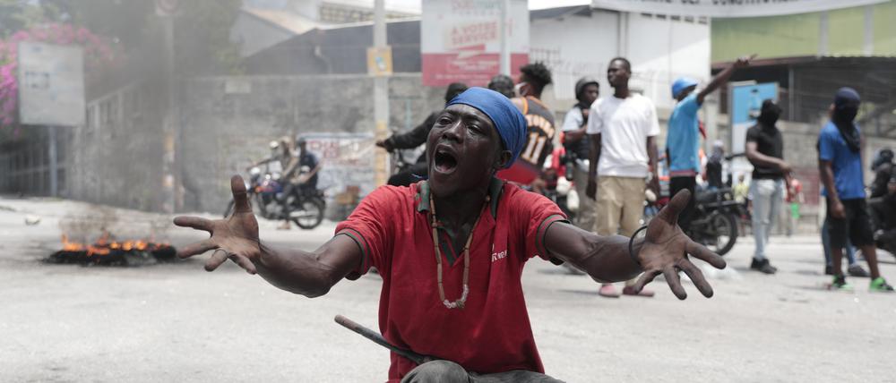 Ein Mann gestikuliert, nachdem die Polizei während einer Demonstration gegen die Unsicherheit in Port-au-Prince, Haiti, am Montag, 14. August 2023, Tränengas abgefeuert hat.