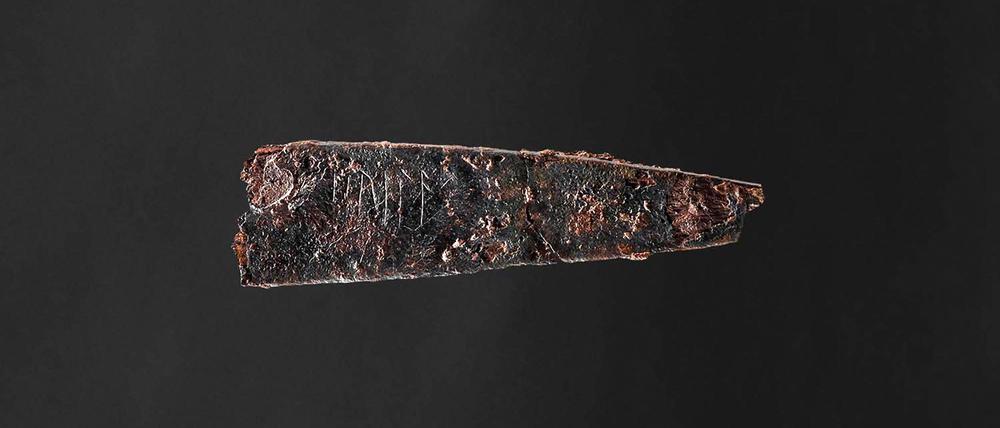 Nahaufnahme der Runenschrift auf der Messerklinge. Archäologen haben in Dänemark ein kleines Messer mit einer fast zwei Jahrtausende alten Runeninschrift entdeckt. 