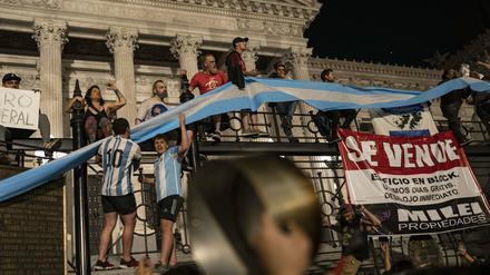 Nächtlicher Protest vor dem argentinischen Präsidentenpalast in Buenos Aires